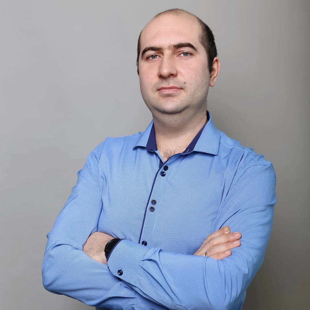 врач в рубашке